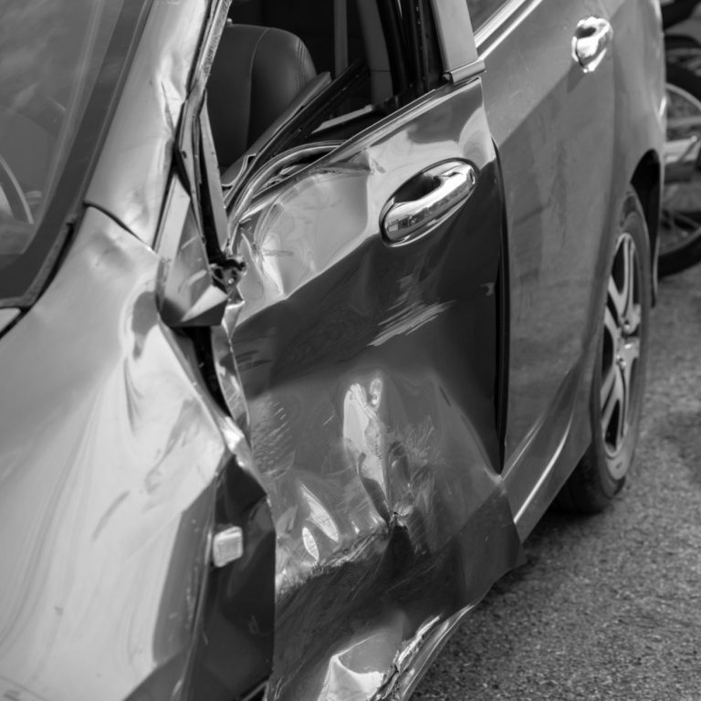 Kaputtes Auto Beschädigtes Auto mit eingedrücktem Kotflügel und verbeulter Tür.